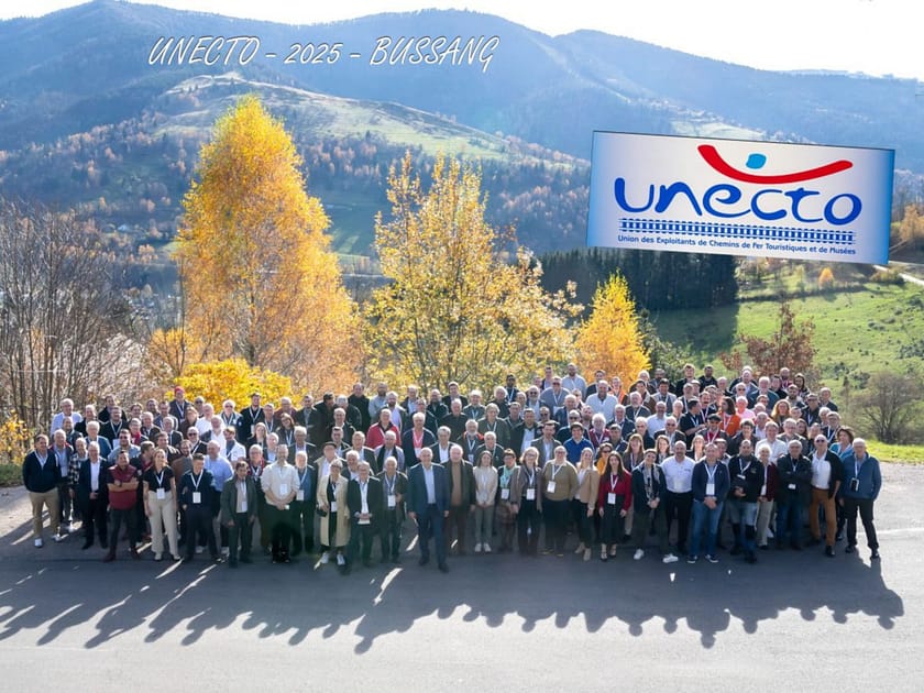 Photo de groupe avec participants du congrès UNECTO 2025 à Bussang, trains touristiques