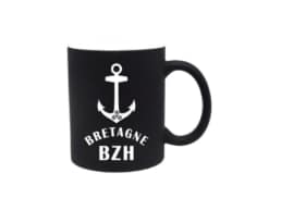 Mug gomme noir produit personnalisé Bretagne avec ancre et BZH, idéal pour souvenirs et boutiques touristiques bretonnes.