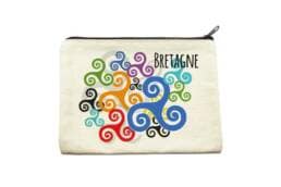 Pochette textile produit personnalisé Bretagne avec motif triskell, idéale pour souvenirs et boutiques touristiques.