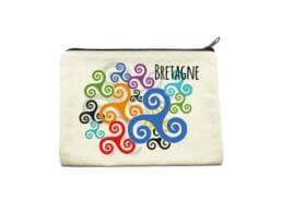 Pochette textile produit personnalisé Bretagne avec motif triskell, idéale pour souvenirs et boutiques touristiques.