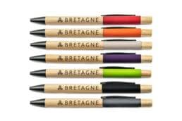 Stylo bambou Bowie produit personnalisé Bretagne, souvenir écologique et naturel pour boutiques touristiques bretonnes.