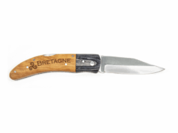 Couteau bicolore produit personnalisé Bretagne avec symbole Triskell, idéal pour un souvenir pratique et régional.
