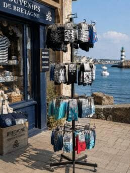 Présentoir de chaussettes humoristiques devant une boutique souvenir en Bretagne au bord de la mer