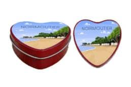 Boîte cœur souvenir Noirmoutier avec plage et cabines blanches en bord de mer