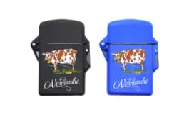Briquet tempête souvenir Normandie avec illustration d'une vache normande