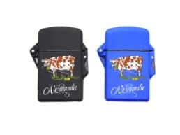 Briquet tempête souvenir Normandie avec illustration d'une vache normande
