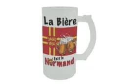 Chope à bière souvenir Normandie avec drapeau normand et illustration de deux chopes de bière