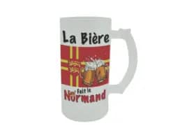 Chope à bière souvenir Normandie avec drapeau normand et illustration de deux chopes de bière