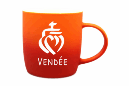 Mug gomme bicolore souvenir Vendée avec cœur vendéen blanc