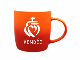 Mug gomme bicolore souvenir Vendée avec cœur vendéen blanc