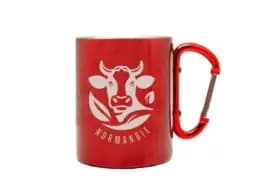 Mug métal rouge souvenir Normandie avec illustration de vache normande