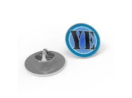 Pin's doming souvenir Île d'Yeu avec design bleu et inscription YE