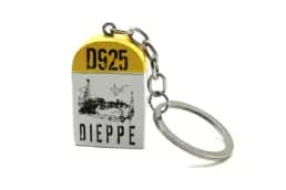Porte-clés souvenir Dieppe représentant une borne routière D925 avec illustration du port