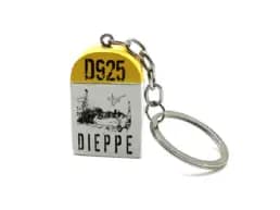 Porte-clés souvenir Dieppe représentant une borne routière D925 avec illustration du port