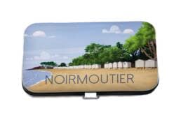 Set couture manucure souvenir Noirmoutier avec plage et cabines blanches