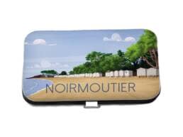 Set couture manucure souvenir Noirmoutier avec plage et cabines blanches