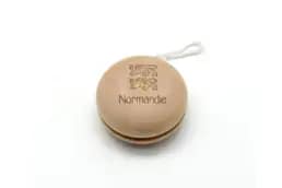 Yoyo en bois souvenir Normandie gravé avec les léopards normands