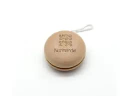 Yoyo en bois souvenir Normandie gravé avec les léopards normands