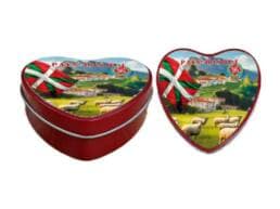 Boîte cœur souvenir Pays Basque avec moutons, village basque et drapeau
