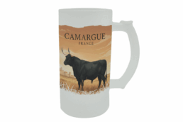 Chope à bière givrée souvenir Camargue illustrée d'un taureau noir