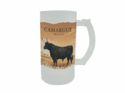 Chope à bière givrée souvenir Camargue illustrée d'un taureau noir