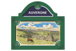 Magnet plaque de rue souvenir Auvergne illustré d'un village et des montagnes