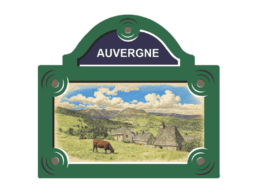 Magnet plaque de rue souvenir Auvergne illustré d'un village et des montagnes
