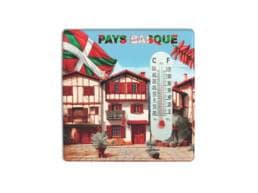 Magnet thermomètre souvenir Pays Basque avec maisons basques et drapeau