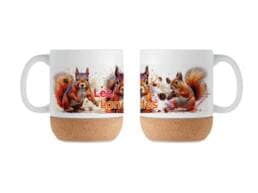 Mug base liège souvenir Landes avec illustration d'écureuils et pommes de pin