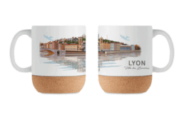 Mug base liège souvenir Lyon avec panorama des quais de Saône et Fourvière