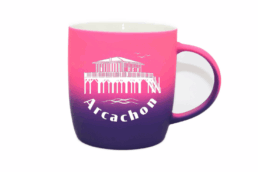 Mug gomme bicolore souvenir Arcachon Gironde avec illustration d'une cabane tchanquée