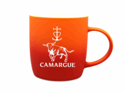 Mug gomme bicolore souvenir Camargue avec taureau et croix camarguaise