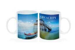 Mug standard souvenir Arcachon Gironde avec cabane tchanquée et pinasse