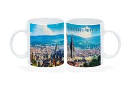 Mug standard souvenir Clermont-Ferrand représentant la cathédrale et le panorama urbain