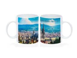 Mug standard souvenir Clermont-Ferrand représentant la cathédrale et le panorama urbain
