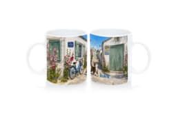 Mug souvenir Île de Ré avec ruelles fleuries, vélo et chat