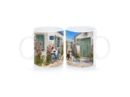 Mug souvenir Île de Ré avec ruelles fleuries, vélo et chat