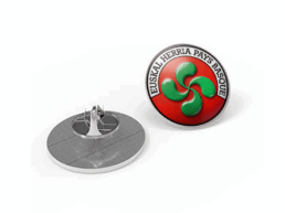 Pin's souvenir Pays Basque représentant le Lauburu sur fond rouge