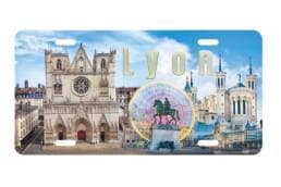 Plaque immatriculation métal souvenir Lyon avec cathédrale Saint-Jean, Fourvière et place Bellecour