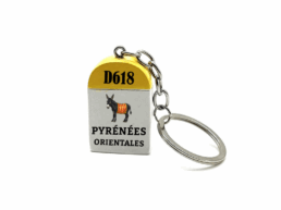 Porte-clés borne D618 souvenir Pyrénées-Orientales avec âne catalan