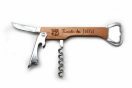 Sommelier souvenir Route 39 Jura en bois gravé avec décapsuleur et tire-bouchon