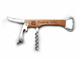 Sommelier souvenir Route 39 Jura en bois gravé avec décapsuleur et tire-bouchon