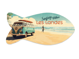 Sous-plat en forme de poisson souvenir Landes avec combi vintage sur la plage