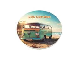 Sous-plat rond souvenir Landes avec combi vintage sur la plage