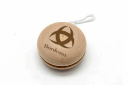 Yoyo bois souvenir Bordeaux Gironde gravé avec un symbole emblématique