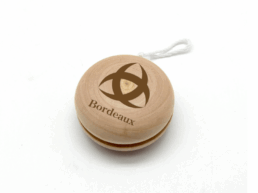 Yoyo bois souvenir Bordeaux Gironde gravé avec un symbole emblématique
