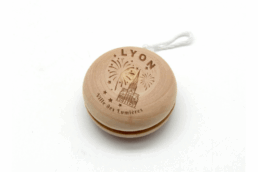Yoyo en bois souvenir Lyon gravé avec Fourvière et des feux d'artifice