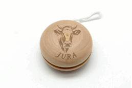 Yoyo en bois souvenir Jura gravé d'une vache et du nom Jura
