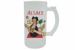 Chope givrée souvenir Alsace avec Alsacienne en costume traditionnel et bretzels