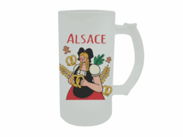 Chope givrée souvenir Alsace avec Alsacienne en costume traditionnel et bretzels